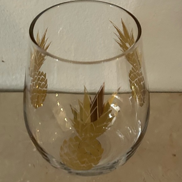 Shiraleah Chicago, Golden leaf Pineapple stemless wine glass. 17oz - Picture 5 of 6